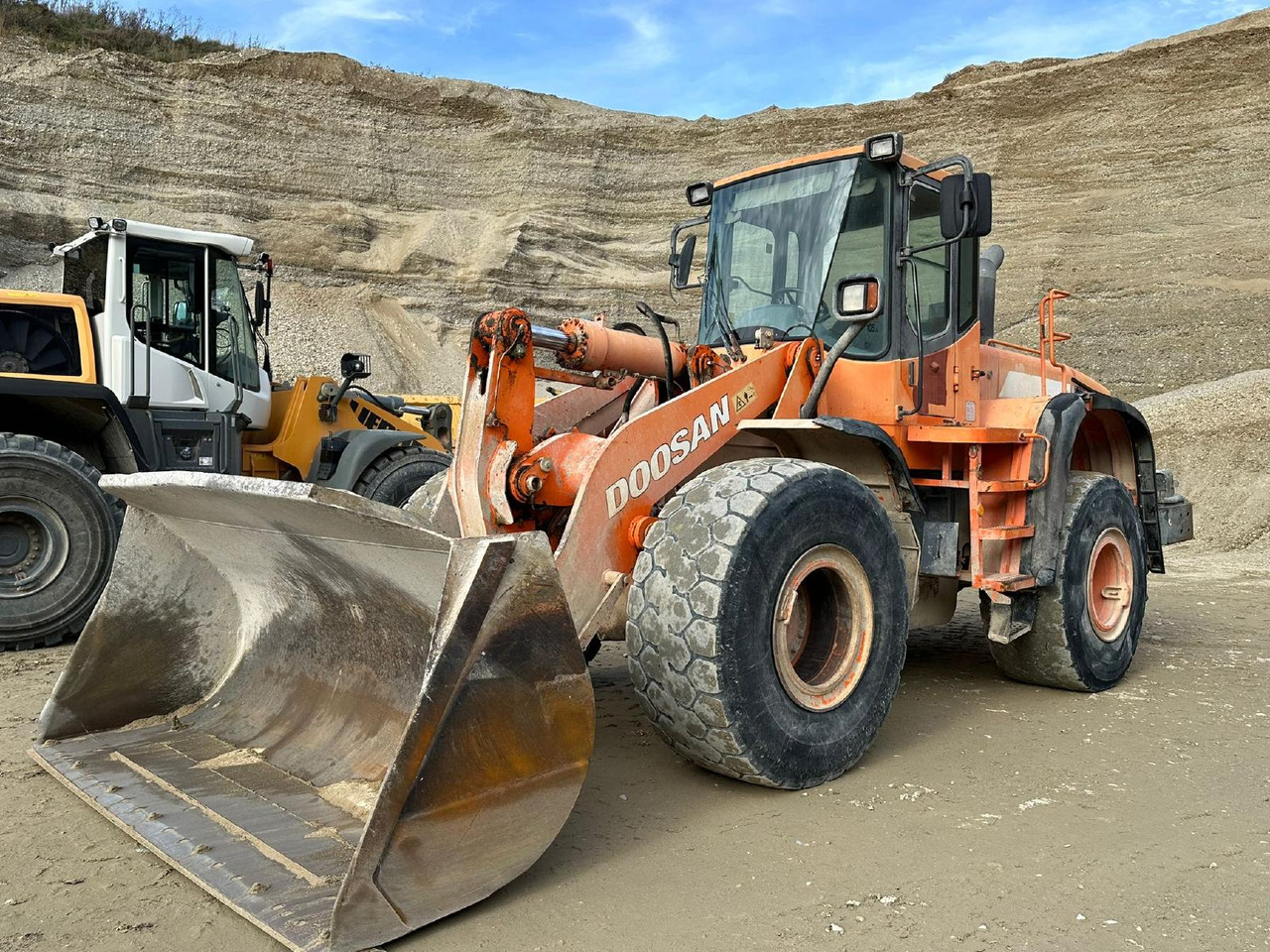 Doosan DL 300 - Rataslaadur: pilt 1 Doosan DL 300 - Rataslaadur: pilt 1