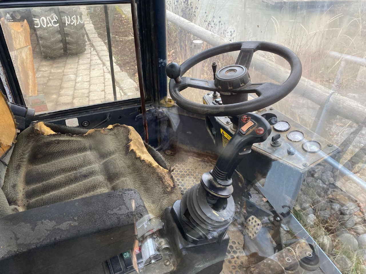 Furukawa 320 E - Kabiin - Ehitusmasinad: pilt 3 Furukawa 320 E - Kabiin - Ehitusmasinad: pilt 3