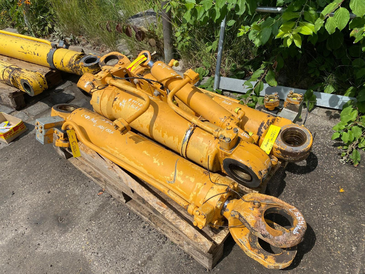 Liebherr L 564 - Hüdrauliline silinder - Ehitusmasinad: pilt 2 Liebherr L 564 - Hüdrauliline silinder - Ehitusmasinad: pilt 2