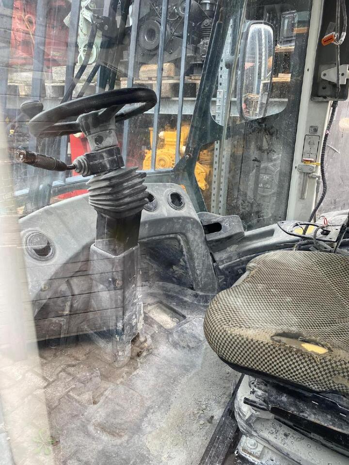 Liebherr L 566 - Kabiin - Ehitusmasinad: pilt 3 Liebherr L 566 - Kabiin - Ehitusmasinad: pilt 3