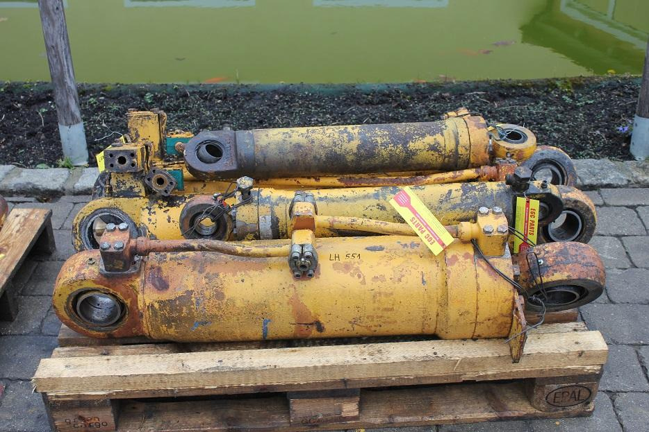 Liebherr L551 - Hüdrauliline silinder - Ehitusmasinad: pilt 1 Liebherr L551 - Hüdrauliline silinder - Ehitusmasinad: pilt 1