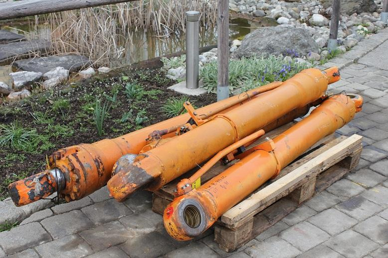 Liebherr R 912 LC LIT - Hüdrauliline silinder - Ehitusmasinad: pilt 1 Liebherr R 912 LC LIT - Hüdrauliline silinder - Ehitusmasinad: pilt 1