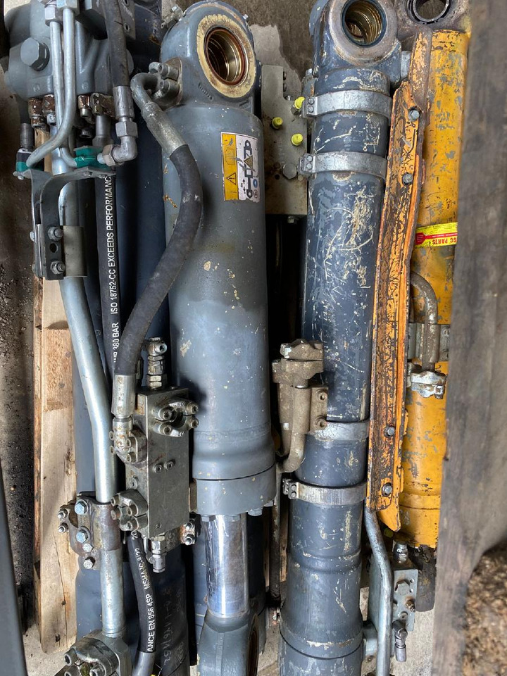 Liebherr R 924 C - Hüdrauliline silinder - Ehitusmasinad: pilt 2 Liebherr R 924 C - Hüdrauliline silinder - Ehitusmasinad: pilt 2