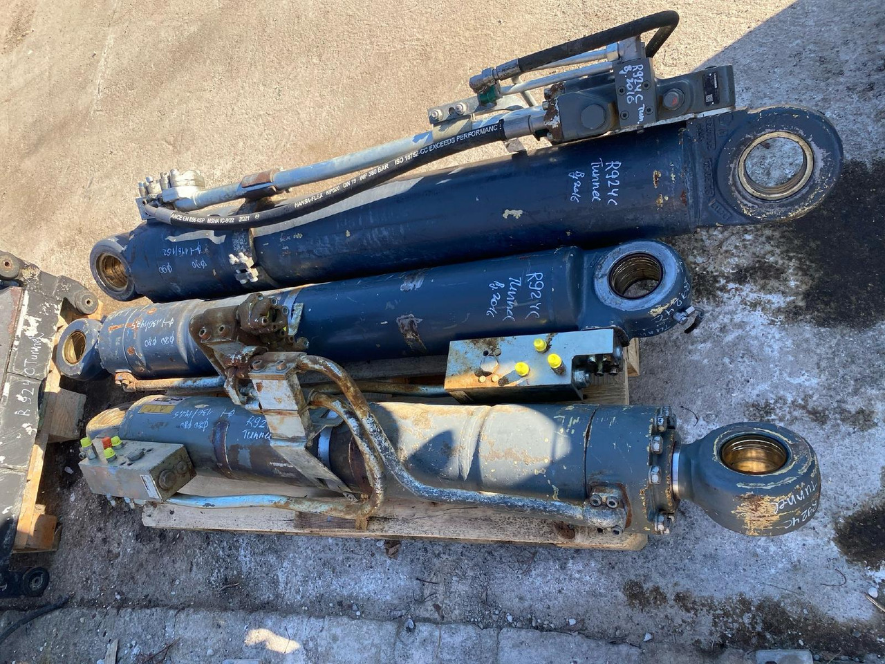 Liebherr R 924 C - Hüdrauliline silinder - Ehitusmasinad: pilt 4 Liebherr R 924 C - Hüdrauliline silinder - Ehitusmasinad: pilt 4