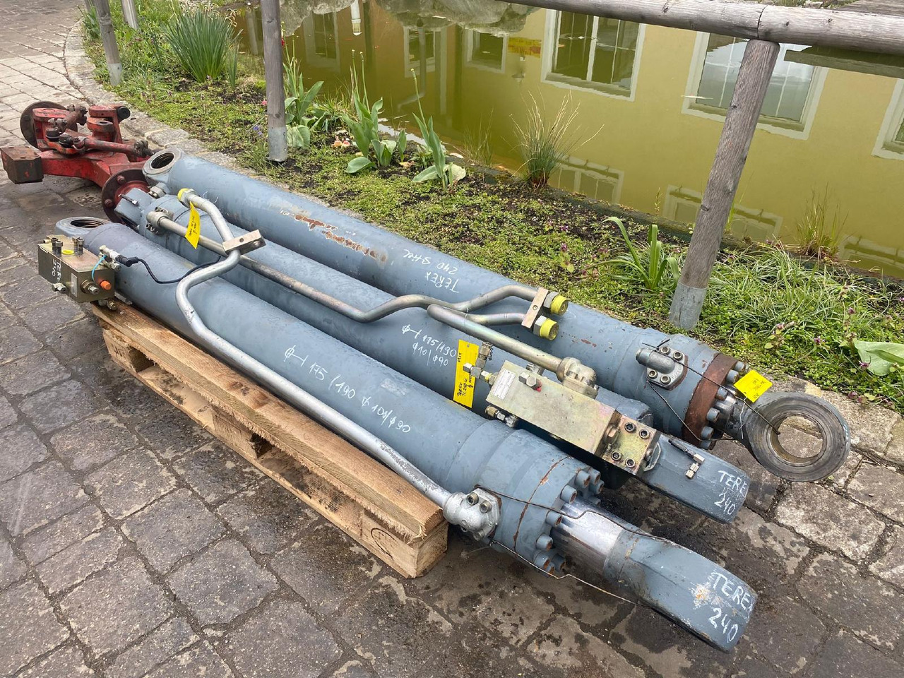 Terex TC 240LC - Hüdrauliline silinder - Ehitusmasinad: pilt 1 Terex TC 240LC - Hüdrauliline silinder - Ehitusmasinad: pilt 1
