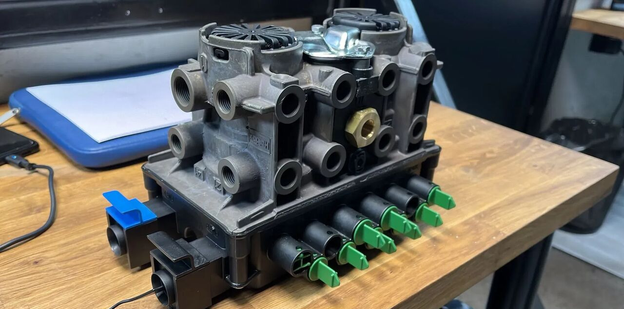 Nowy Zawór Haldex Modulator EBS EB+ GEN3 4S/2M 5AUX 823008001 St 823008001 - Piduriklapp - Veoauto: pilt 1 Nowy Zawór Haldex Modulator EBS EB+ GEN3 4S/2M 5AUX 823008001 St 823008001 - Piduriklapp - Veoauto: pilt 1
