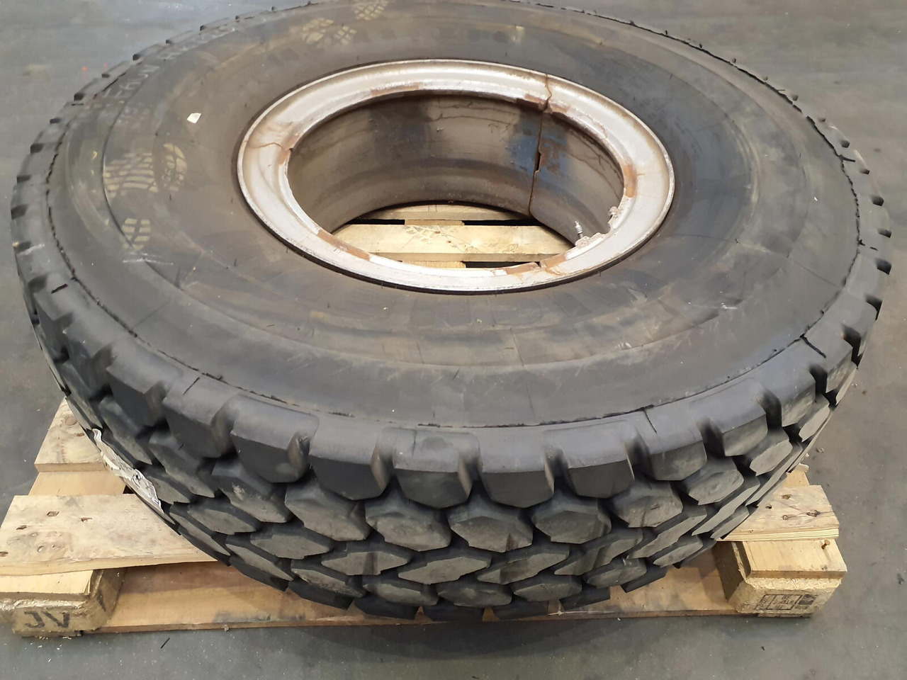 FAUN Wheel 385/95R24 3p - Komplektne ratas - Kraana: pilt 2 FAUN Wheel 385/95R24 3p - Komplektne ratas - Kraana: pilt 2
