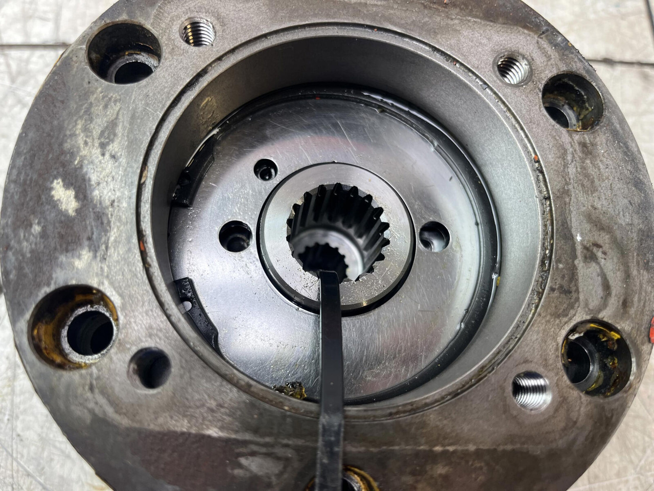 Grove GMK 6300L multiple-disk brake - Pöördemootor - Autokraana: pilt 4 Grove GMK 6300L multiple-disk brake - Pöördemootor - Autokraana: pilt 4