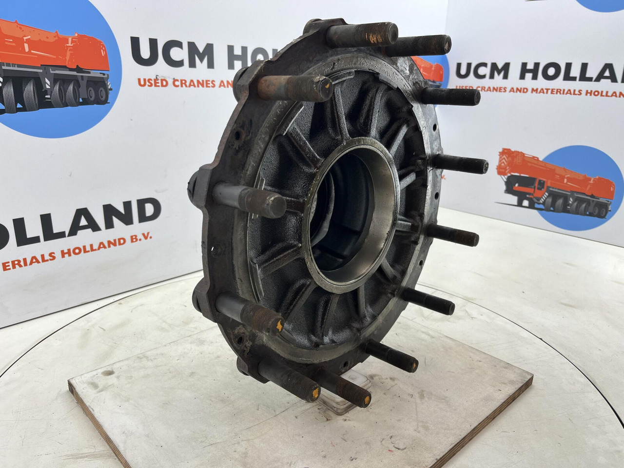 Grove GMK Megatrak wheel hub - Rumm - Kraana: pilt 2 Grove GMK Megatrak wheel hub - Rumm - Kraana: pilt 2