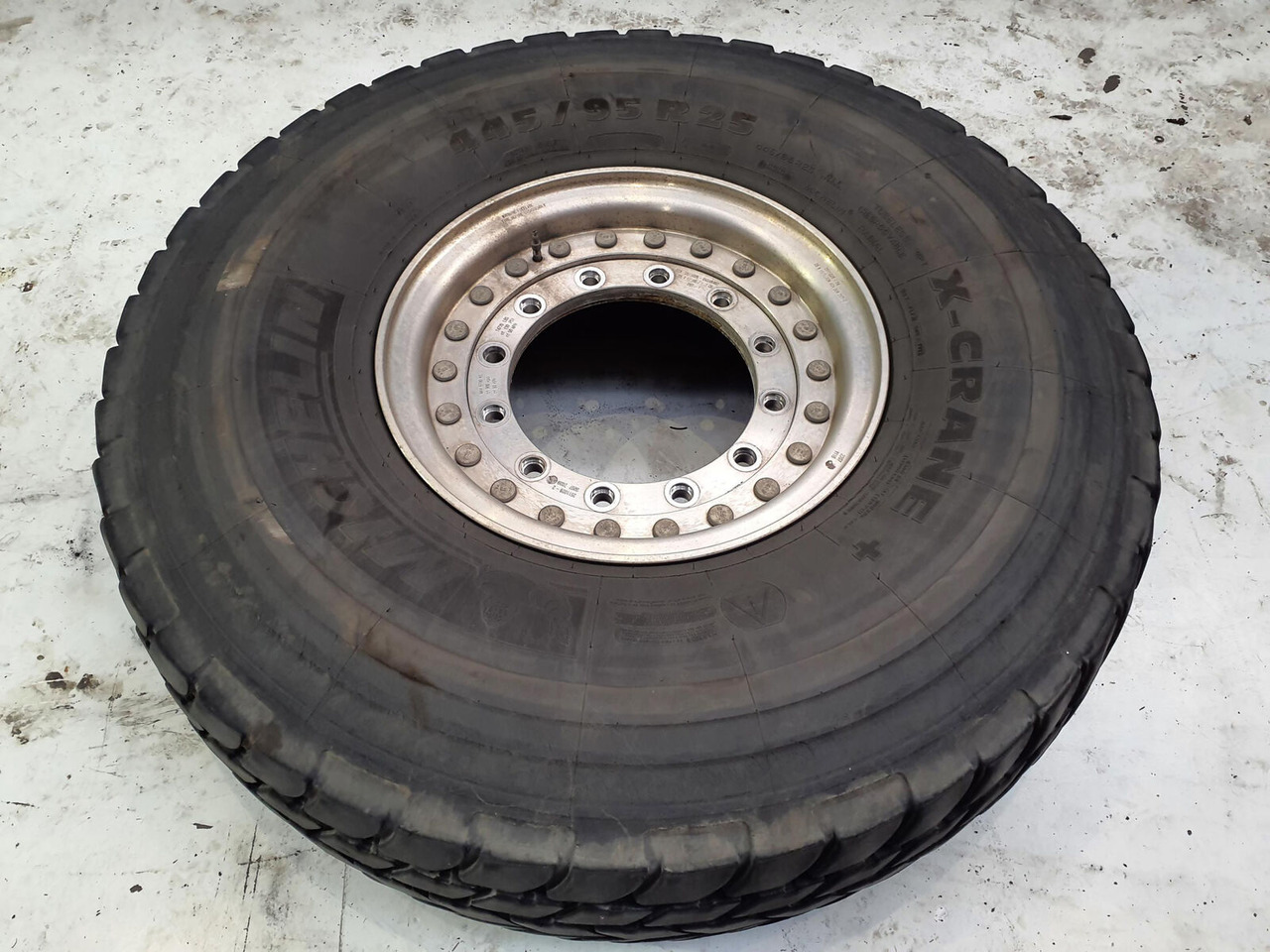 Grove Wheel 445/95R25 12 9 2p alu - Komplektne ratas - Kraana: pilt 3 Grove Wheel 445/95R25 12 9 2p alu - Komplektne ratas - Kraana: pilt 3