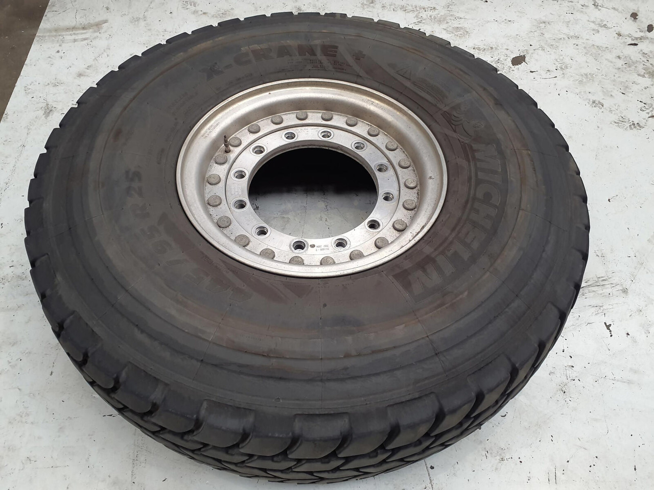 Grove Wheel 445/95R25 12 9 2p alu - Komplektne ratas - Kraana: pilt 2 Grove Wheel 445/95R25 12 9 2p alu - Komplektne ratas - Kraana: pilt 2