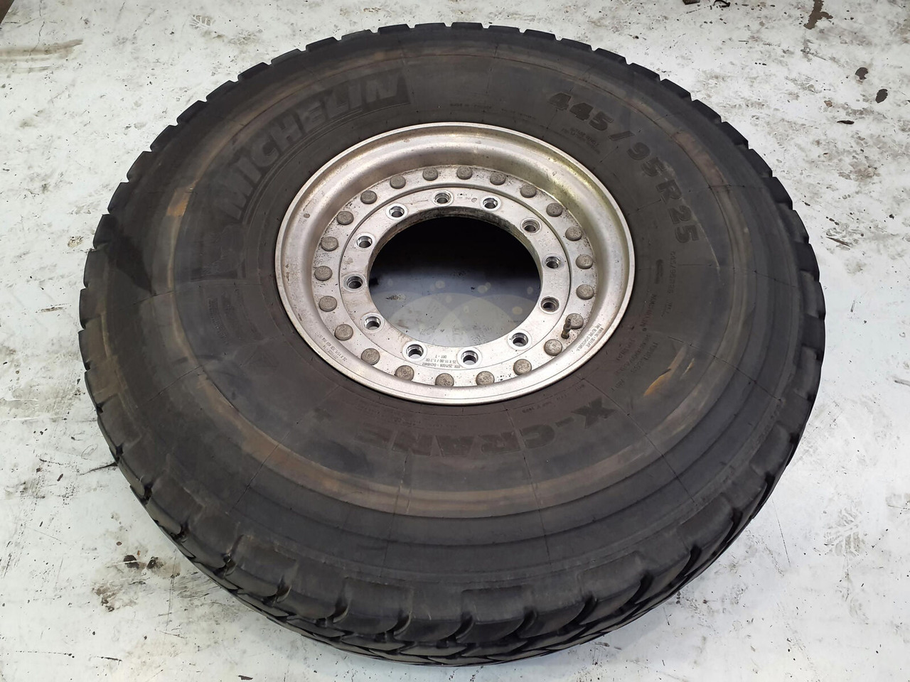 Grove Wheel 445/95R25 12 9 2p alu - Komplektne ratas - Kraana: pilt 3 Grove Wheel 445/95R25 12 9 2p alu - Komplektne ratas - Kraana: pilt 3