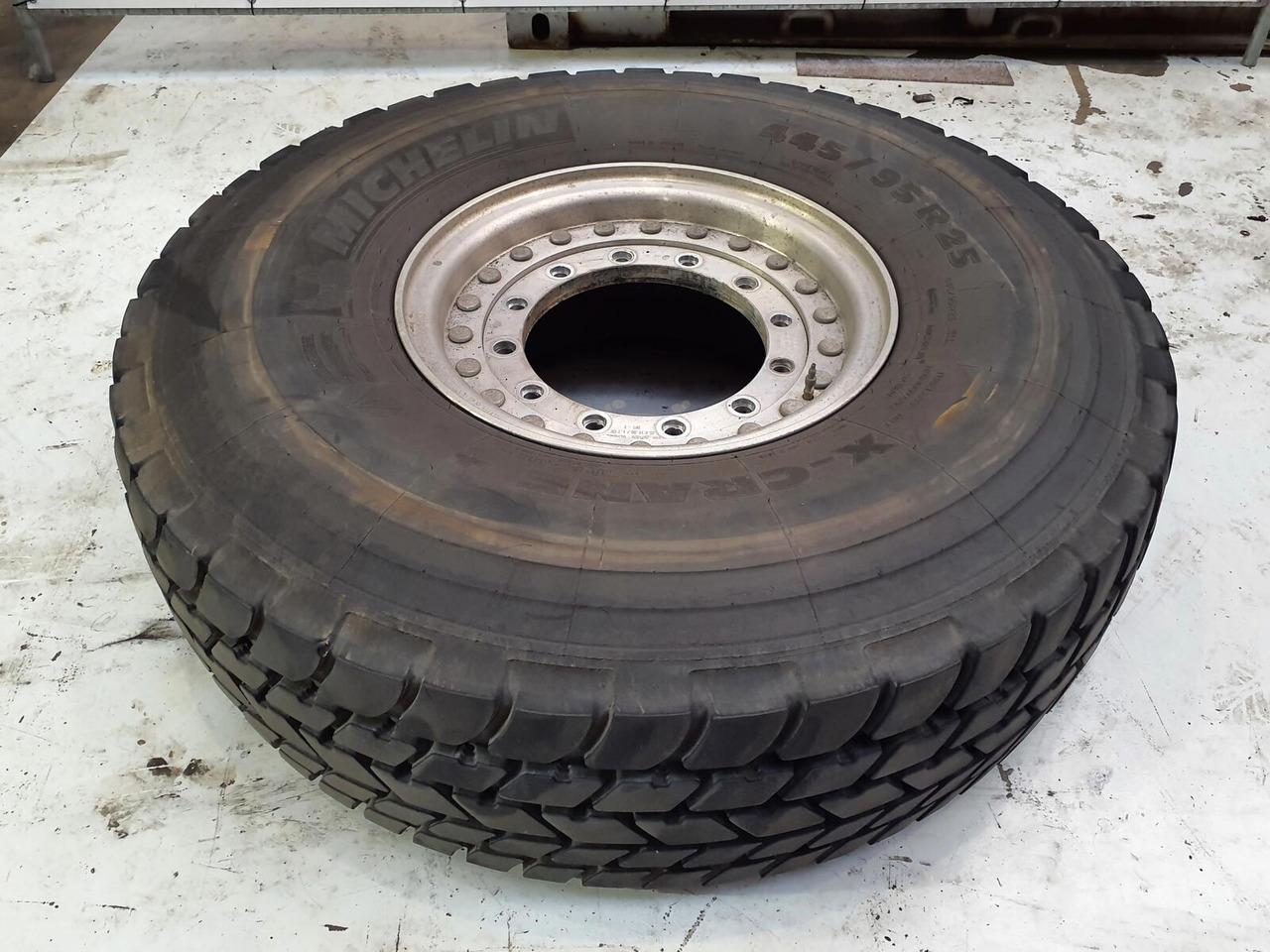 Grove Wheel 445/95R25 12 9 2p alu - Komplektne ratas - Kraana: pilt 2 Grove Wheel 445/95R25 12 9 2p alu - Komplektne ratas - Kraana: pilt 2
