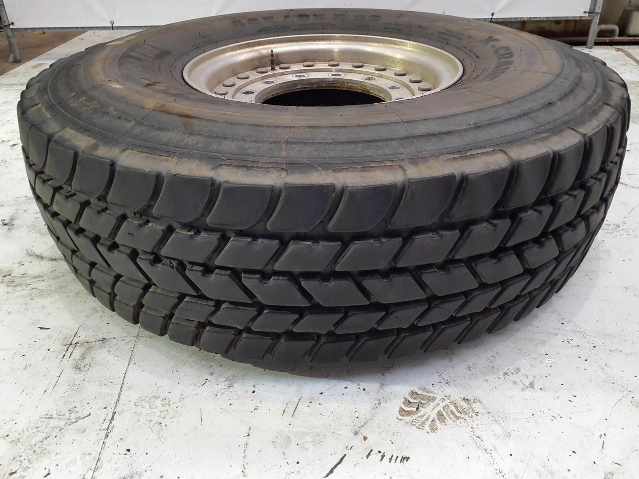 Grove Wheel 445/95R25 12 9 2p alu - Komplektne ratas - Kraana: pilt 1 Grove Wheel 445/95R25 12 9 2p alu - Komplektne ratas - Kraana: pilt 1