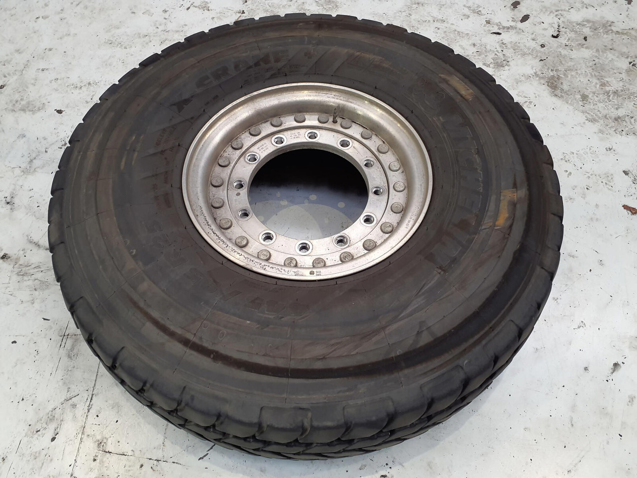 Grove Wheel 445/95R25 12 9 2p alu - Komplektne ratas - Kraana: pilt 3 Grove Wheel 445/95R25 12 9 2p alu - Komplektne ratas - Kraana: pilt 3