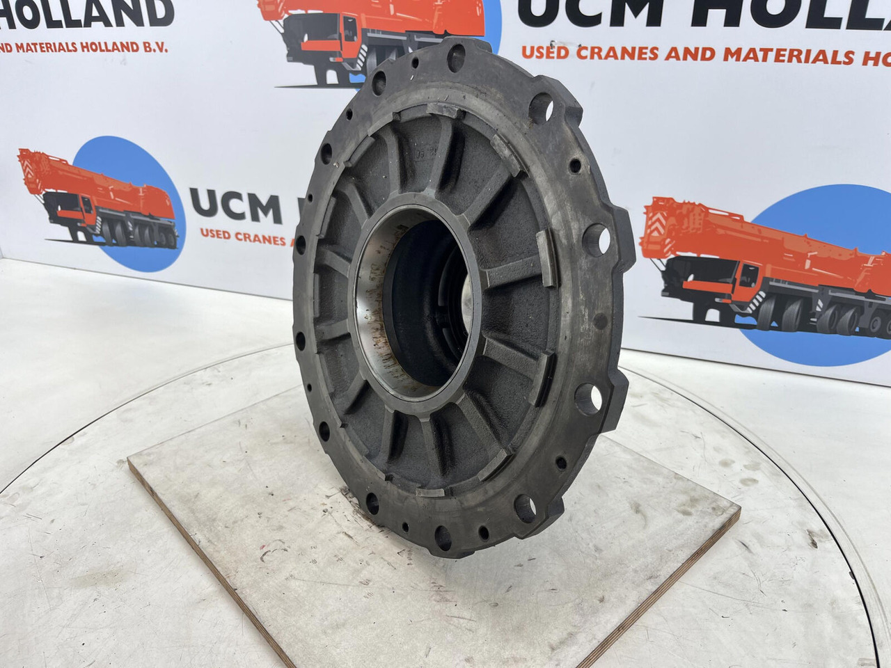 Krupp KMK 3045 Megatrak wheel hub - Rumm - Ehitusmasinad: pilt 1 Krupp KMK 3045 Megatrak wheel hub - Rumm - Ehitusmasinad: pilt 1