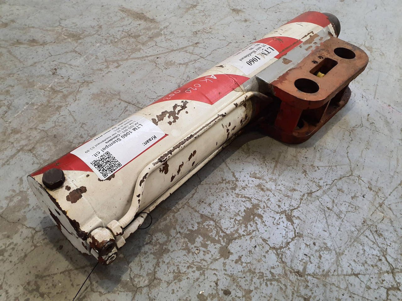 Liebherr LTM 1060 outrigger cylinder - Hüdrauliline silinder - Kraana: pilt 2 Liebherr LTM 1060 outrigger cylinder - Hüdrauliline silinder - Kraana: pilt 2