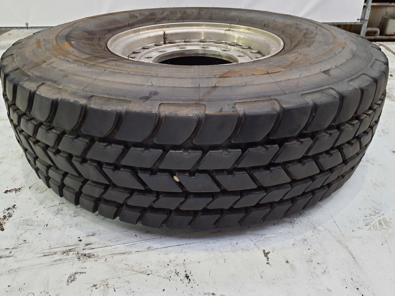 Michelin Wheel 445/95R25 12 9 2p alu - Komplektne ratas - Kraana: pilt 1 Michelin Wheel 445/95R25 12 9 2p alu - Komplektne ratas - Kraana: pilt 1