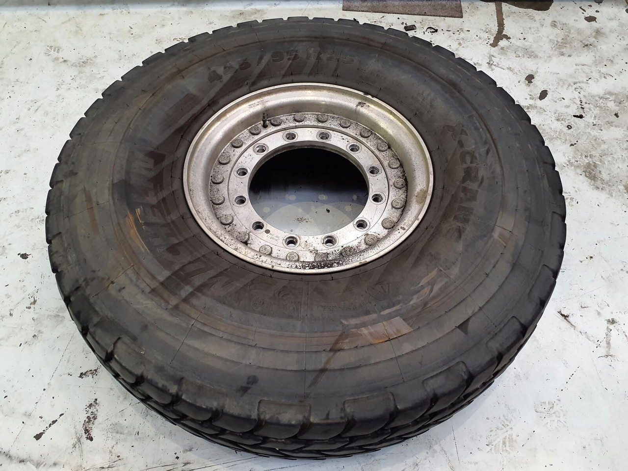 Michelin Wheel 445/95R25 12 9 2p alu - Komplektne ratas - Kraana: pilt 3 Michelin Wheel 445/95R25 12 9 2p alu - Komplektne ratas - Kraana: pilt 3