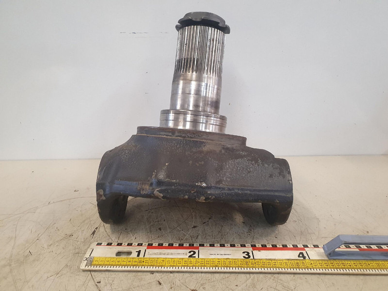 Terex Terex-Demag AC 35 steering knuckle 16 holes with bracket - Käändtelg - Kraana: pilt 1 Terex Terex-Demag AC 35 steering knuckle 16 holes with bracket - Käändtelg - Kraana: pilt 1
