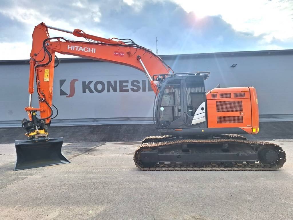 Hitachi ZX225USLC-5 PYÖRITTÄJÄLLÄ - Lintekskavaator: pilt 1 Hitachi ZX225USLC-5 PYÖRITTÄJÄLLÄ - Lintekskavaator: pilt 1