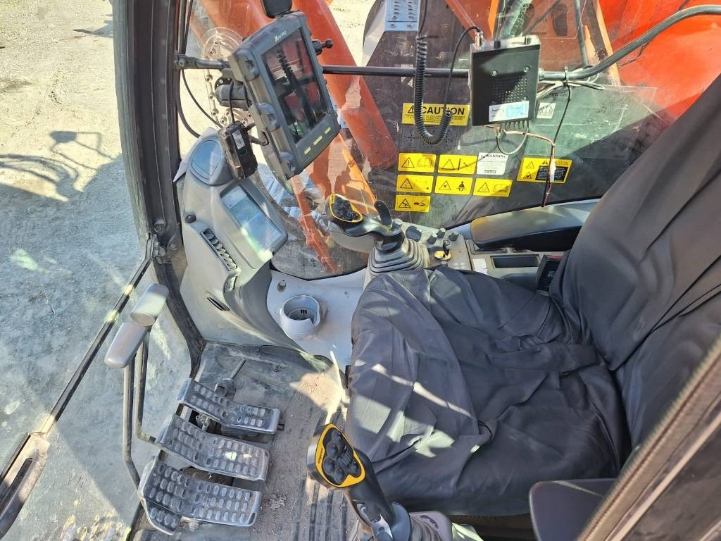 Lintekskavaator Hitachi ZX225USLC-5: pilt 8 Lintekskavaator Hitachi ZX225USLC-5: pilt 8