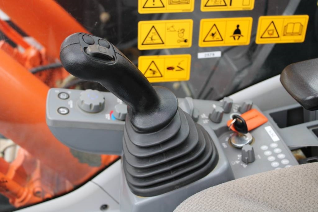 Lintekskavaator Hitachi ZX225USLC-6 PYÖRITTÄJÄLLÄ: pilt 16