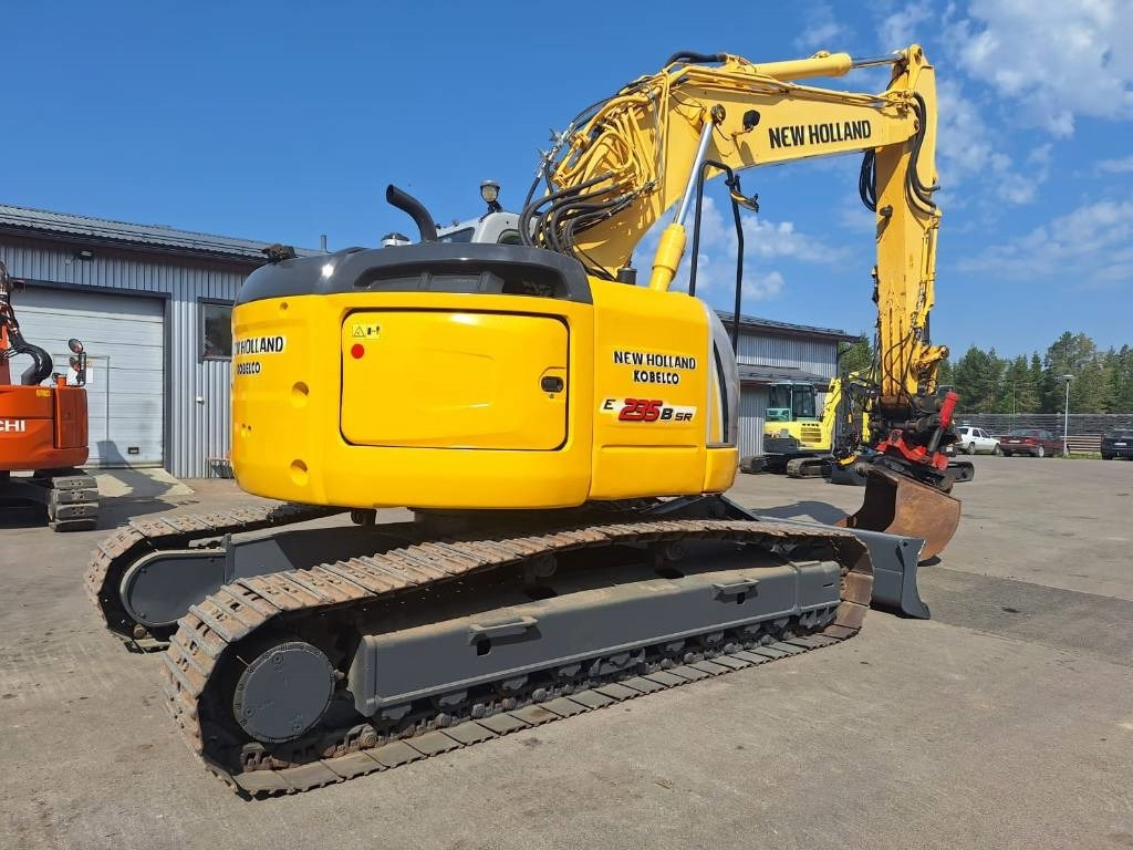 New Holland MYYTY! SOLD! E235BSRLC PYÖRITTÄJÄLLÄ - Lintekskavaator: pilt 4 New Holland MYYTY! SOLD! E235BSRLC PYÖRITTÄJÄLLÄ - Lintekskavaator: pilt 4