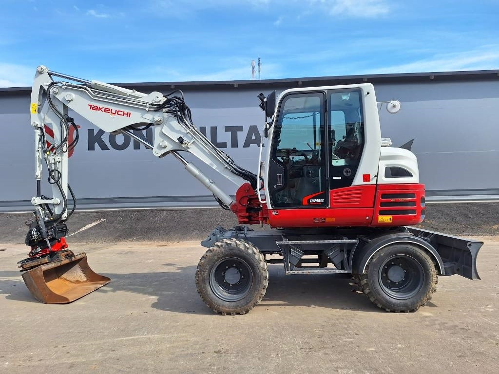 Takeuchi TB295W KÄRRY, PYÖRITTÄJÄ, 5-KAUHAA - Ratastel ekskavaator: pilt 1 Takeuchi TB295W KÄRRY, PYÖRITTÄJÄ, 5-KAUHAA - Ratastel ekskavaator: pilt 1
