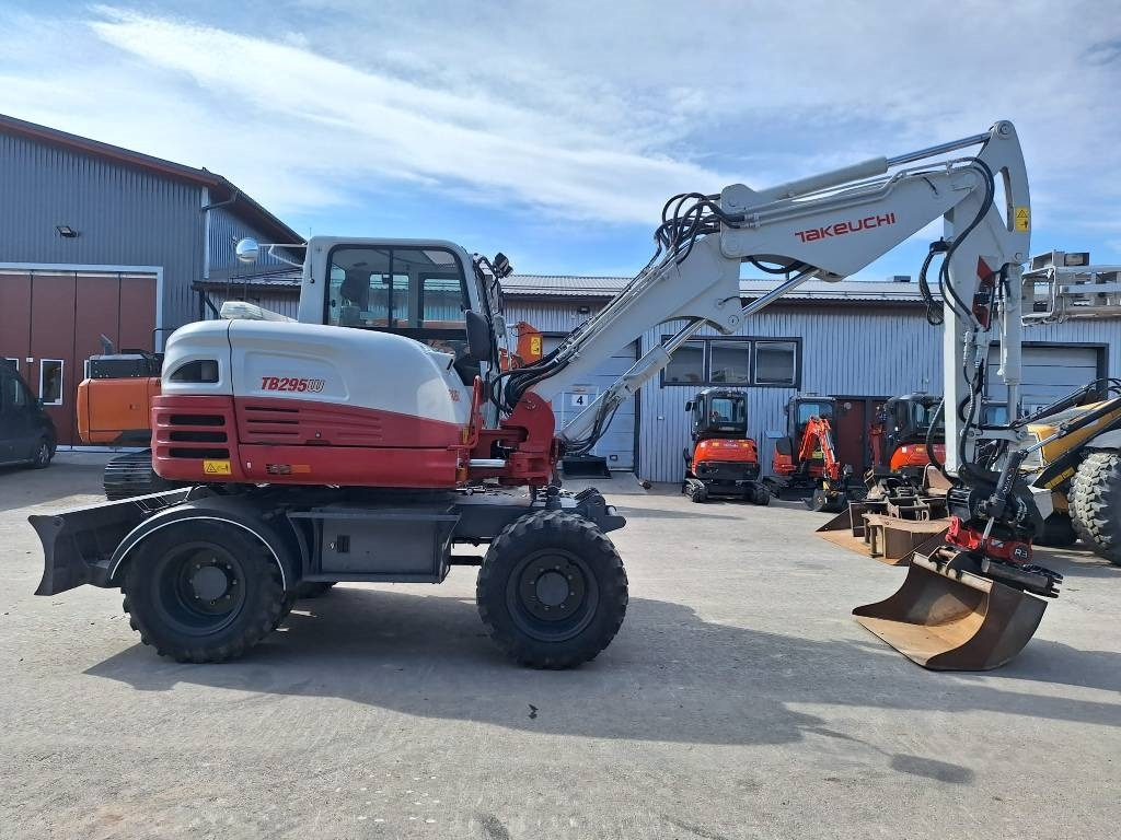 Takeuchi TB295W KÄRRY, PYÖRITTÄJÄ, 5-KAUHAA - Ratastel ekskavaator: pilt 5 Takeuchi TB295W KÄRRY, PYÖRITTÄJÄ, 5-KAUHAA - Ratastel ekskavaator: pilt 5