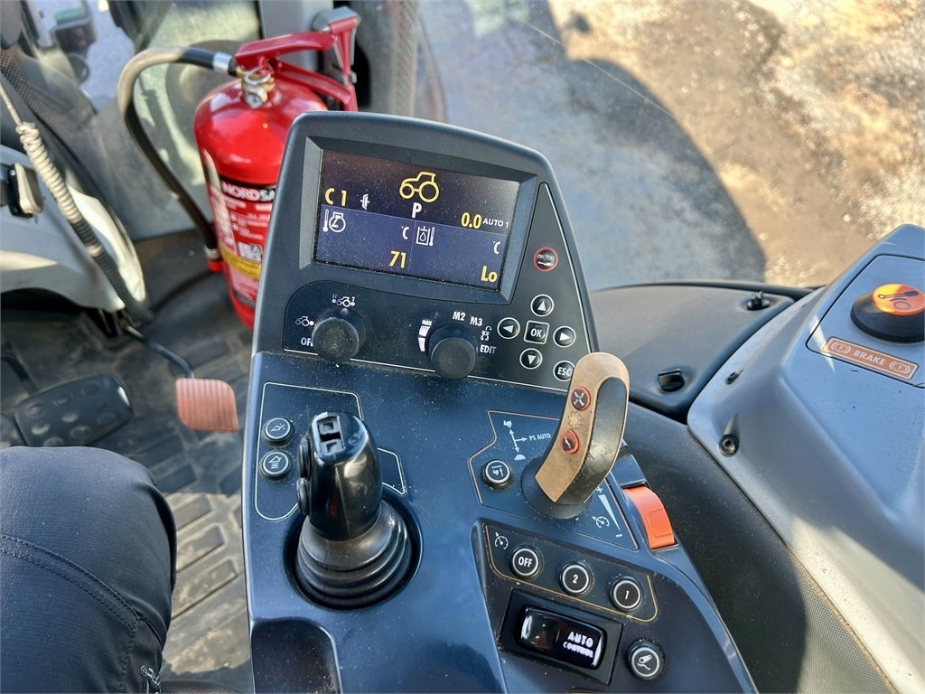 Traktor Valtra N174 VERSU ETUKUORMAAJALLA: pilt 16