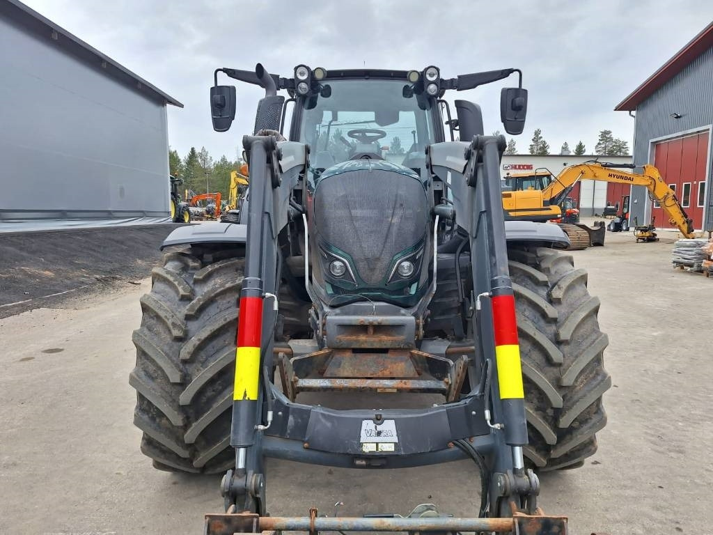 Traktor Valtra N174 VERSU ETUKUORMAAJALLA: pilt 6