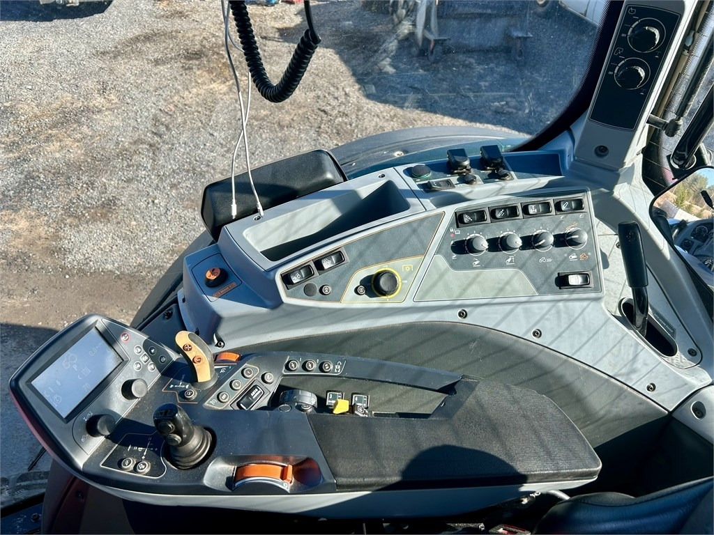 Traktor Valtra N174 VERSU ETUKUORMAAJALLA: pilt 14