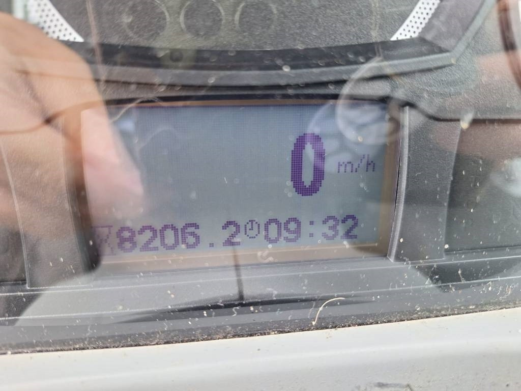 Traktor Valtra N174 VERSU ETUKUORMAAJALLA: pilt 13