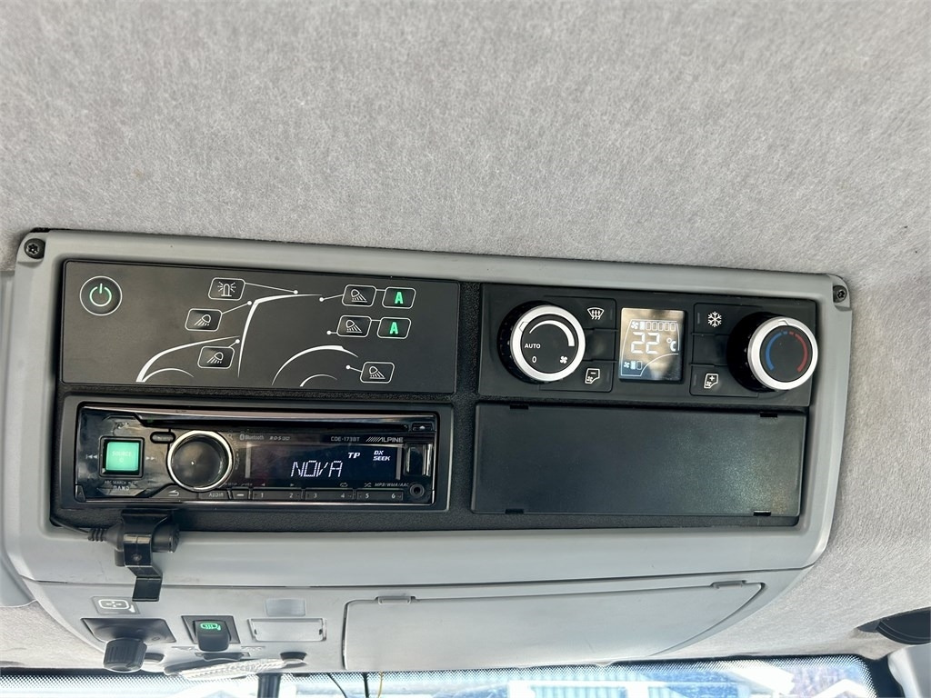Traktor Valtra N174 VERSU ETUKUORMAAJALLA: pilt 17