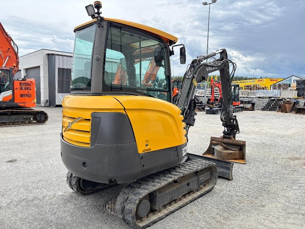 Volvo EC27C PYÖRITTÄJÄLLÄ - Miniekskavaator: pilt 4 Volvo EC27C PYÖRITTÄJÄLLÄ - Miniekskavaator: pilt 4
