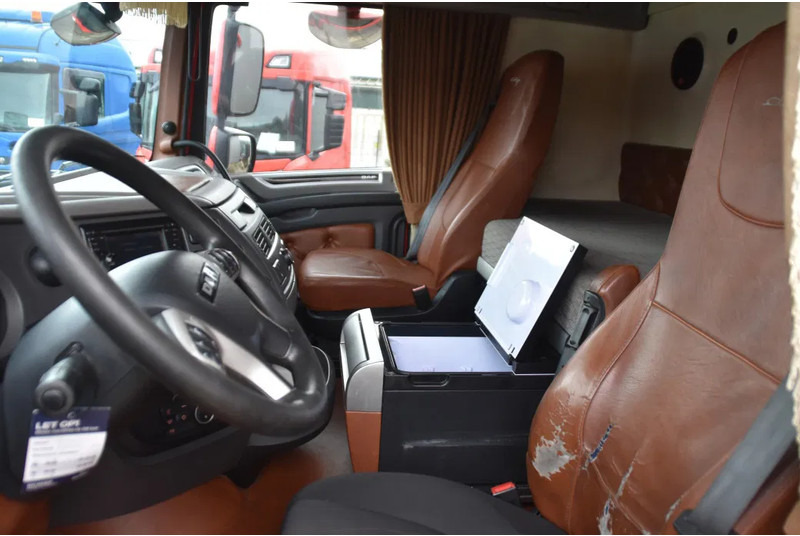 DAF XF 480 SSC 4x2 - NEW TACHO - 839 TKM - PARK. AIRCO - NAVI - SPECIAL INTERIOR - 2 x FUEL TANKS - ALCOA'S - TOP CONDITION - - Sadulveok: pilt 5 DAF XF 480 SSC 4x2 - NEW TACHO - 839 TKM - PARK. AIRCO - NAVI - SPECIAL INTERIOR - 2 x FUEL TANKS - ALCOA'S - TOP CONDITION - - Sadulveok: pilt 5