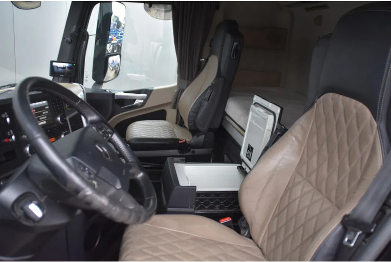 Mercedes-Benz Actros 1945 4x2 - EURO 6 - 842 TKM - PARK. AIRCO - CAMERA - 2 x FUEL TANKS - ALCOA'S - XENON - TOP CONDITION - - Sadulveok: pilt 5 Mercedes-Benz Actros 1945 4x2 - EURO 6 - 842 TKM - PARK. AIRCO - CAMERA - 2 x FUEL TANKS - ALCOA'S - XENON - TOP CONDITION - - Sadulveok: pilt 5