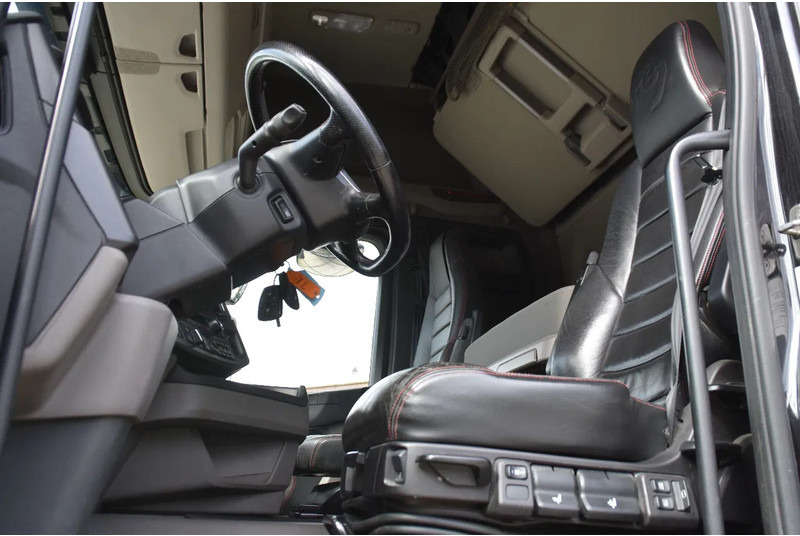 Scania R520 V8 NGS 6x2/4 - 701 TKM - NAVI - LEATHER SEATS - ALCOA'S - LED LIGHTS - TOP CONDITION - - Sadulveok: pilt 4 Scania R520 V8 NGS 6x2/4 - 701 TKM - NAVI - LEATHER SEATS - ALCOA'S - LED LIGHTS - TOP CONDITION - - Sadulveok: pilt 4