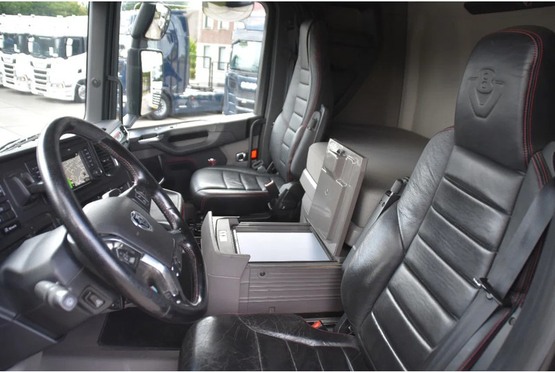 Scania R520 V8 NGS 6x2/4 - 701 TKM - NAVI - LEATHER SEATS - ALCOA'S - LED LIGHTS - TOP CONDITION - - Sadulveok: pilt 5 Scania R520 V8 NGS 6x2/4 - 701 TKM - NAVI - LEATHER SEATS - ALCOA'S - LED LIGHTS - TOP CONDITION - - Sadulveok: pilt 5
