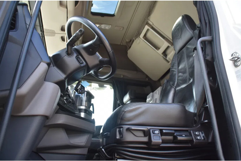 Scania S450 NGS 4x2 - RETARDER - 767 TKM - PARK. AIRCO - LEATHER SEATS - 2 x FUEL TANKS - LED LIGHTS - TOP CONDITION - - Sadulveok: pilt 4 Scania S450 NGS 4x2 - RETARDER - 767 TKM - PARK. AIRCO - LEATHER SEATS - 2 x FUEL TANKS - LED LIGHTS - TOP CONDITION - - Sadulveok: pilt 4