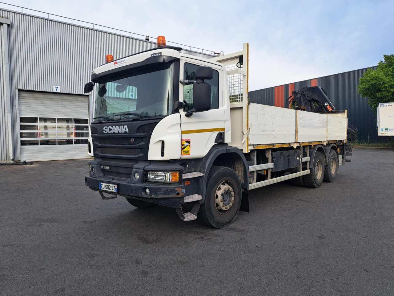 SCANIA SCANIA P 410 PLAT GRUE 18tm - Kabiinišassiiga veoauto: pilt 1 SCANIA SCANIA P 410 PLAT GRUE 18tm - Kabiinišassiiga veoauto: pilt 1