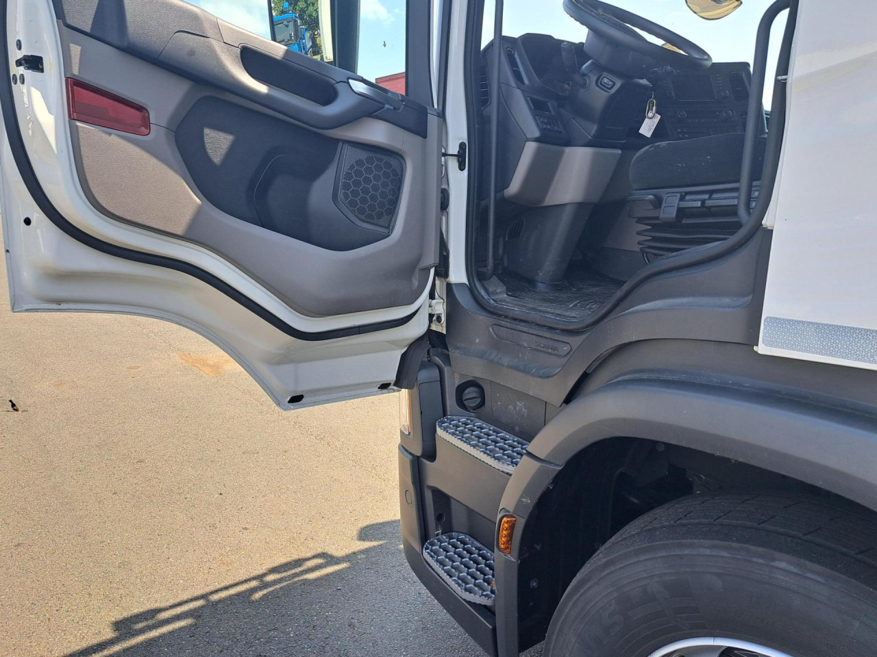 SCANIA SCANIA P280 4x2 Fourgon /Hayon 9L - Kabiinišassiiga veoauto: pilt 2 SCANIA SCANIA P280 4x2 Fourgon /Hayon 9L - Kabiinišassiiga veoauto: pilt 2