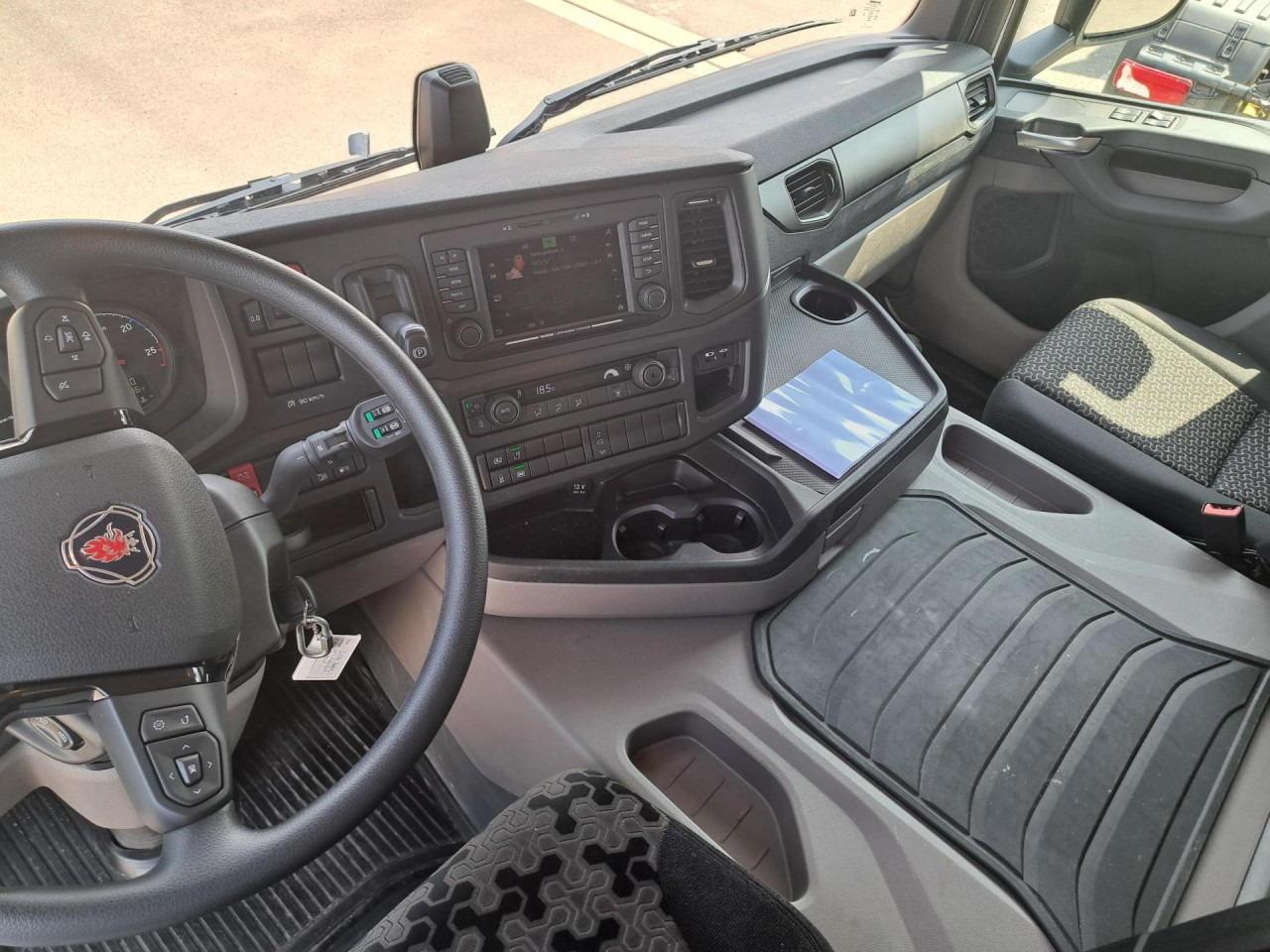 SCANIA SCANIA P280 4x2 Fourgon /Hayon 9L - Kabiinišassiiga veoauto: pilt 4 SCANIA SCANIA P280 4x2 Fourgon /Hayon 9L - Kabiinišassiiga veoauto: pilt 4