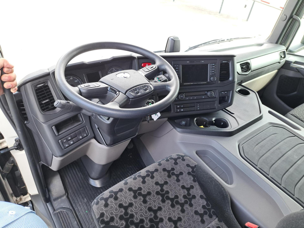 SCANIA SCANIA P280 4x2 Fourgon Hayon - Kabiinišassiiga veoauto: pilt 2 SCANIA SCANIA P280 4x2 Fourgon Hayon - Kabiinišassiiga veoauto: pilt 2