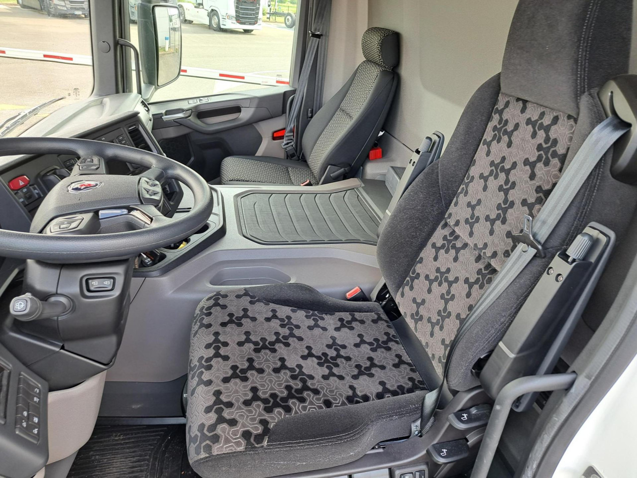 Kabiinišassiiga veoauto SCANIA SCANIA P280 4x2 Fourgon Hayon: pilt 10