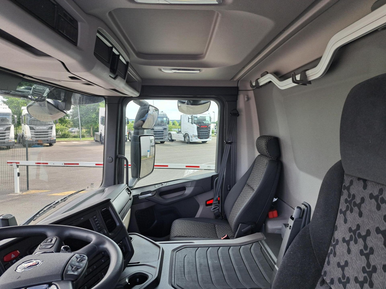 Kabiinišassiiga veoauto SCANIA SCANIA P280 4x2 Fourgon Hayon: pilt 11