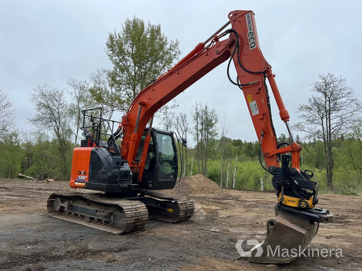 Grävmaskin Hitachi ZX135US-6 med tillbehör - Lintekskavaator: pilt 3 Grävmaskin Hitachi ZX135US-6 med tillbehör - Lintekskavaator: pilt 3