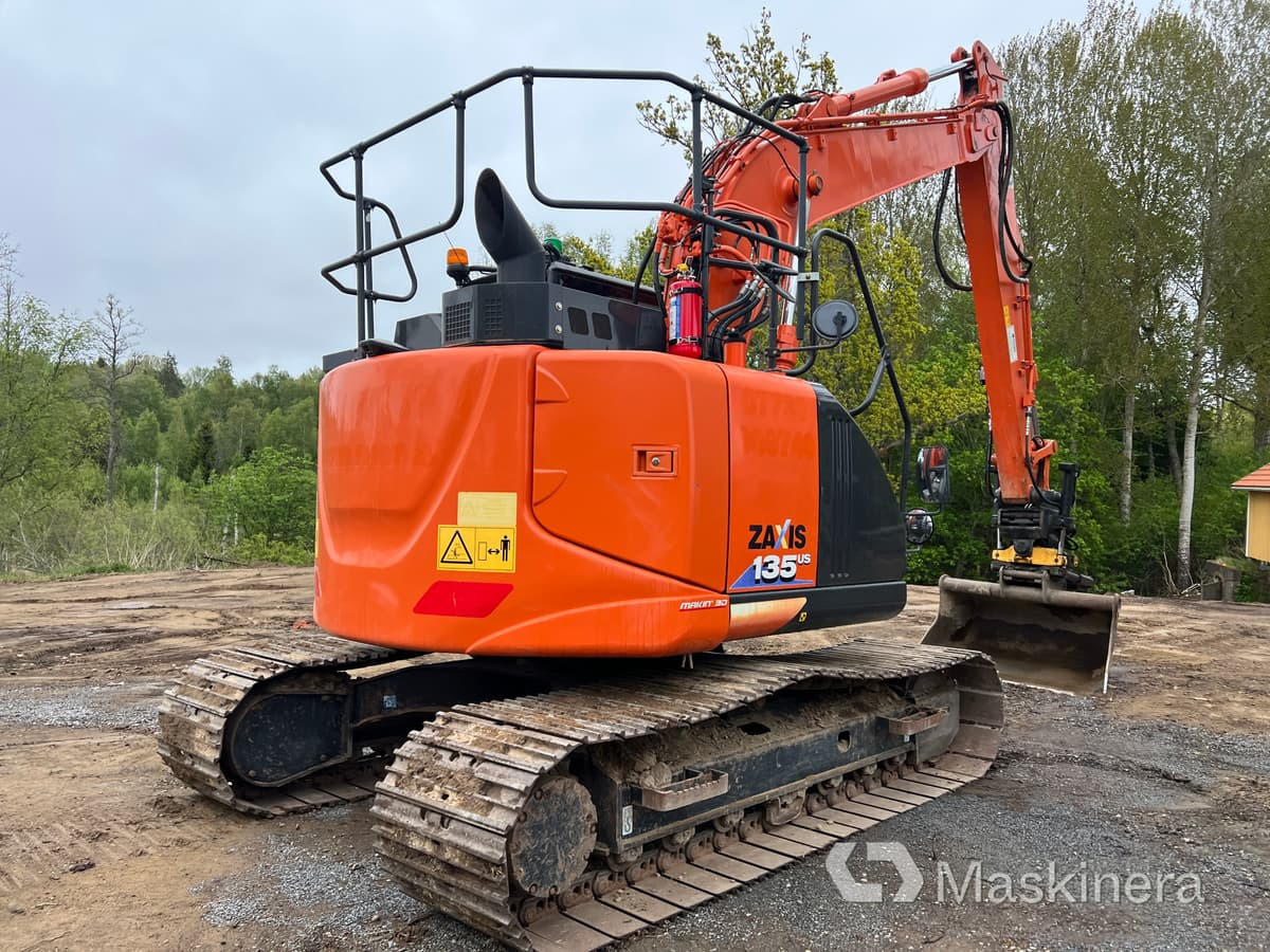 Grävmaskin Hitachi ZX135US-6 med tillbehör - Lintekskavaator: pilt 5 Grävmaskin Hitachi ZX135US-6 med tillbehör - Lintekskavaator: pilt 5