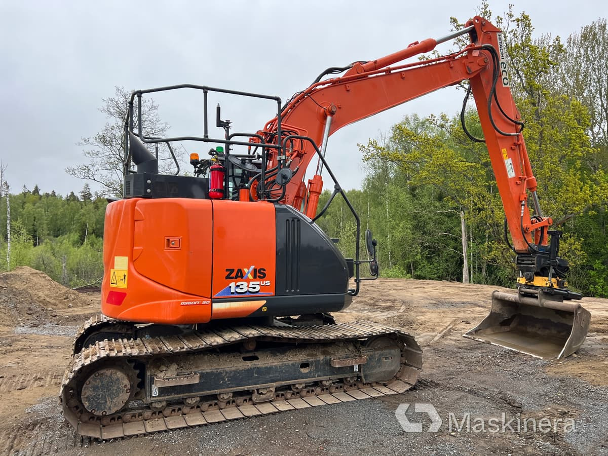 Grävmaskin Hitachi ZX135US-6 med tillbehör - Lintekskavaator: pilt 4 Grävmaskin Hitachi ZX135US-6 med tillbehör - Lintekskavaator: pilt 4